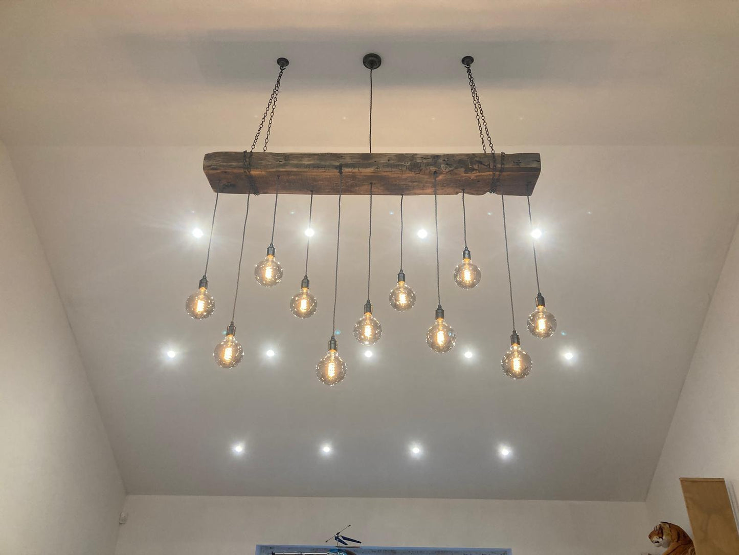 Klobiger Holzbalken-Kronleuchter XXL mit langem Tropfen