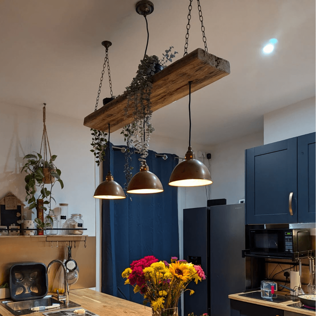 Balkenleuchte aus Holz mit Schirmen