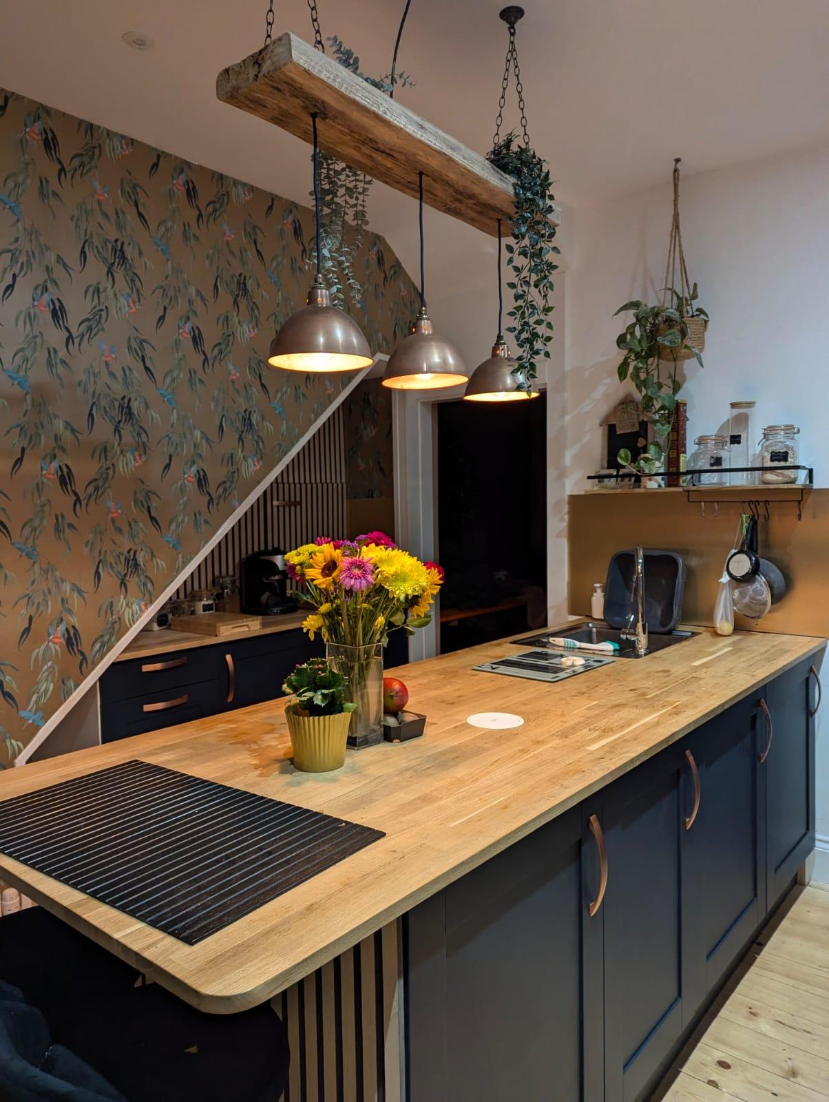 Balkenleuchte aus Holz mit Schirmen