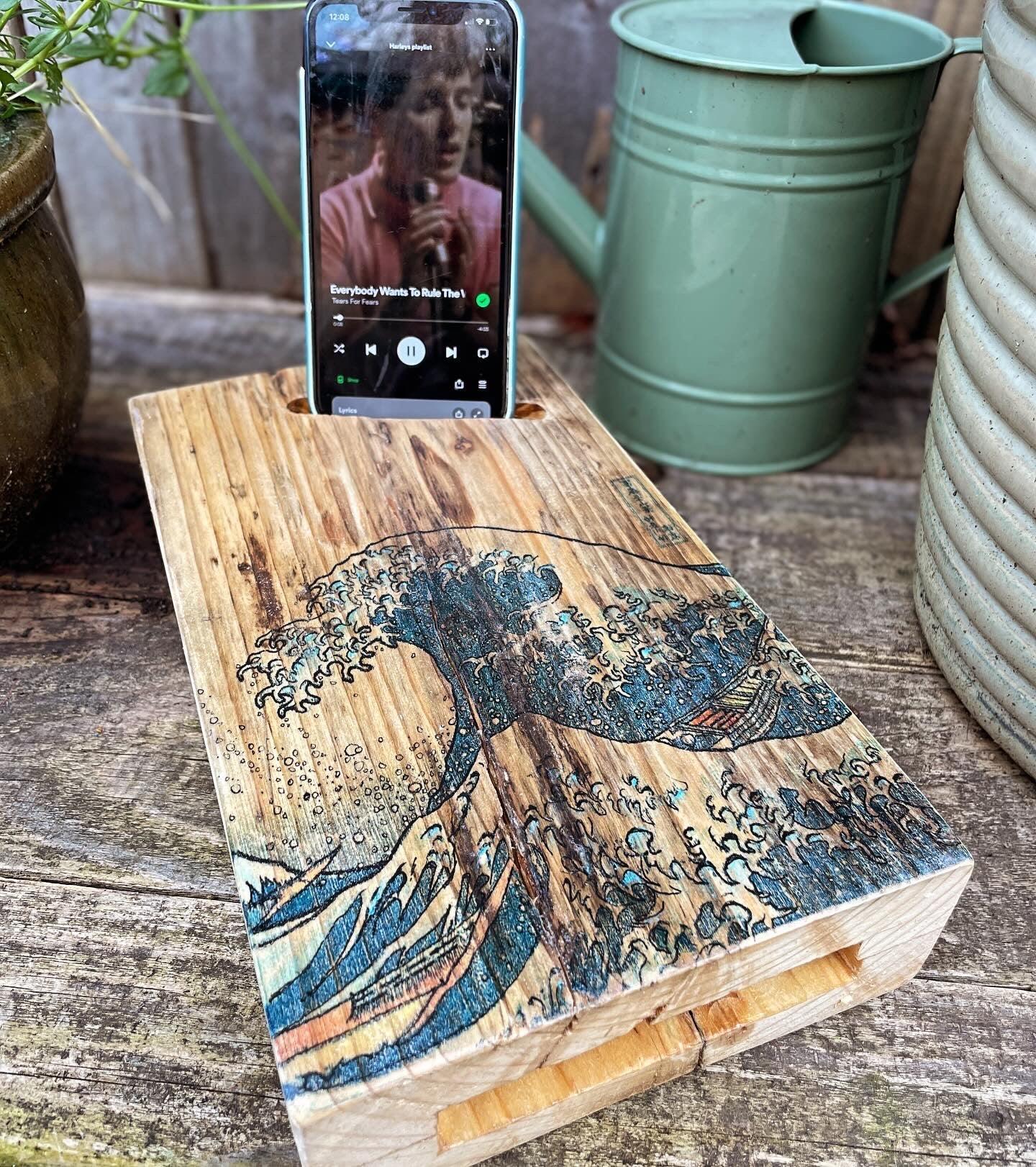 Colour Artwork: the 'Laid Back' Acoustic Speaker for smart phones - MooBoo Home