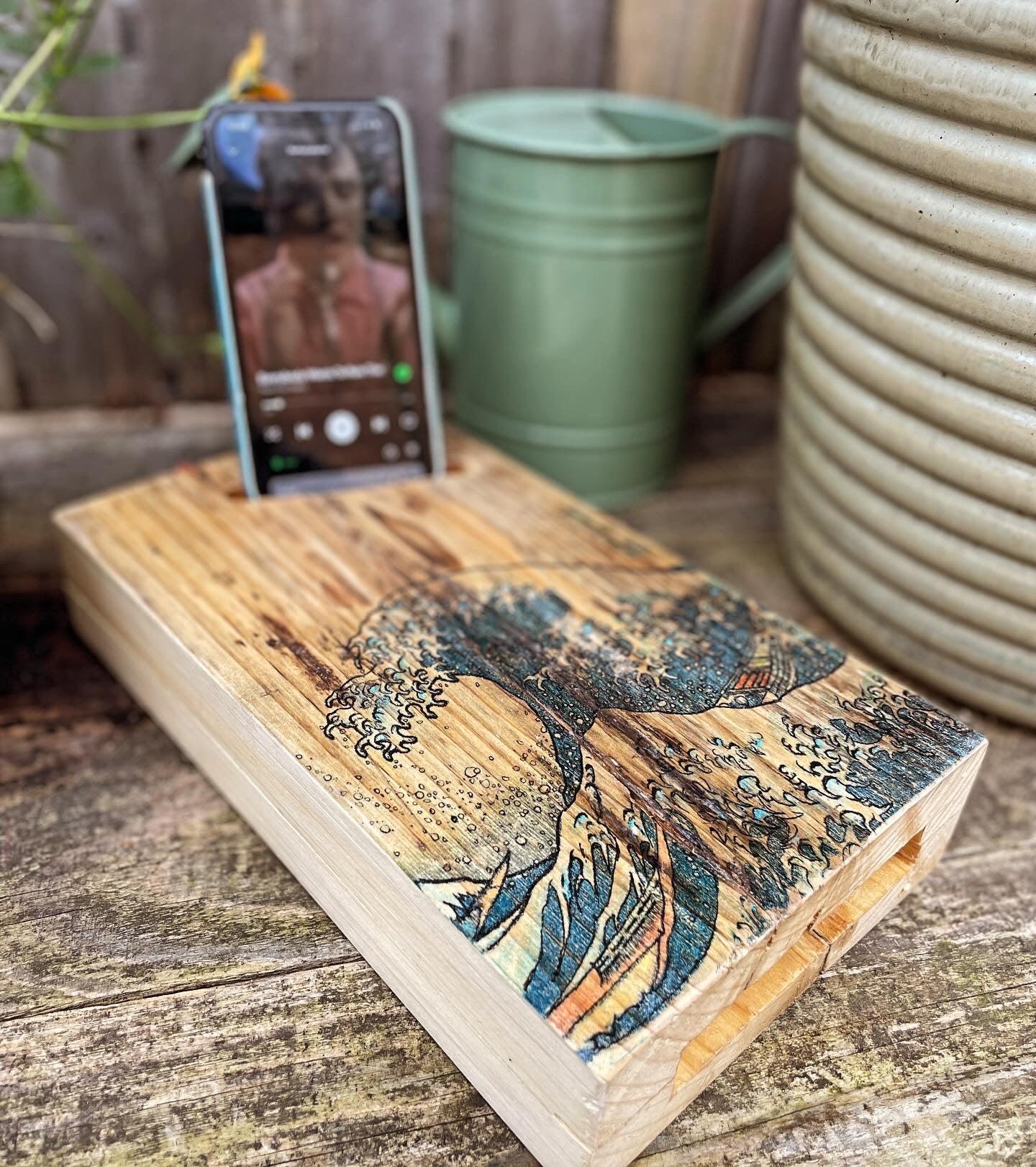 Colour Artwork: the 'Laid Back' Acoustic Speaker for smart phones - MooBoo Home