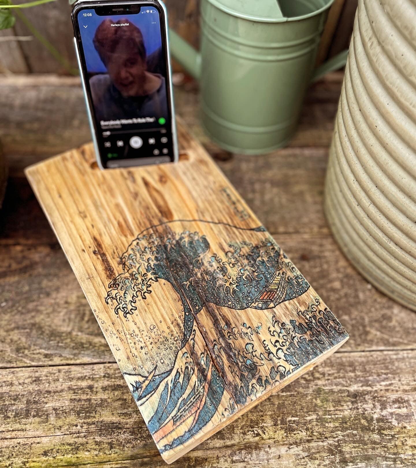 Colour Artwork: the 'Laid Back' Acoustic Speaker for smart phones - MooBoo Home
