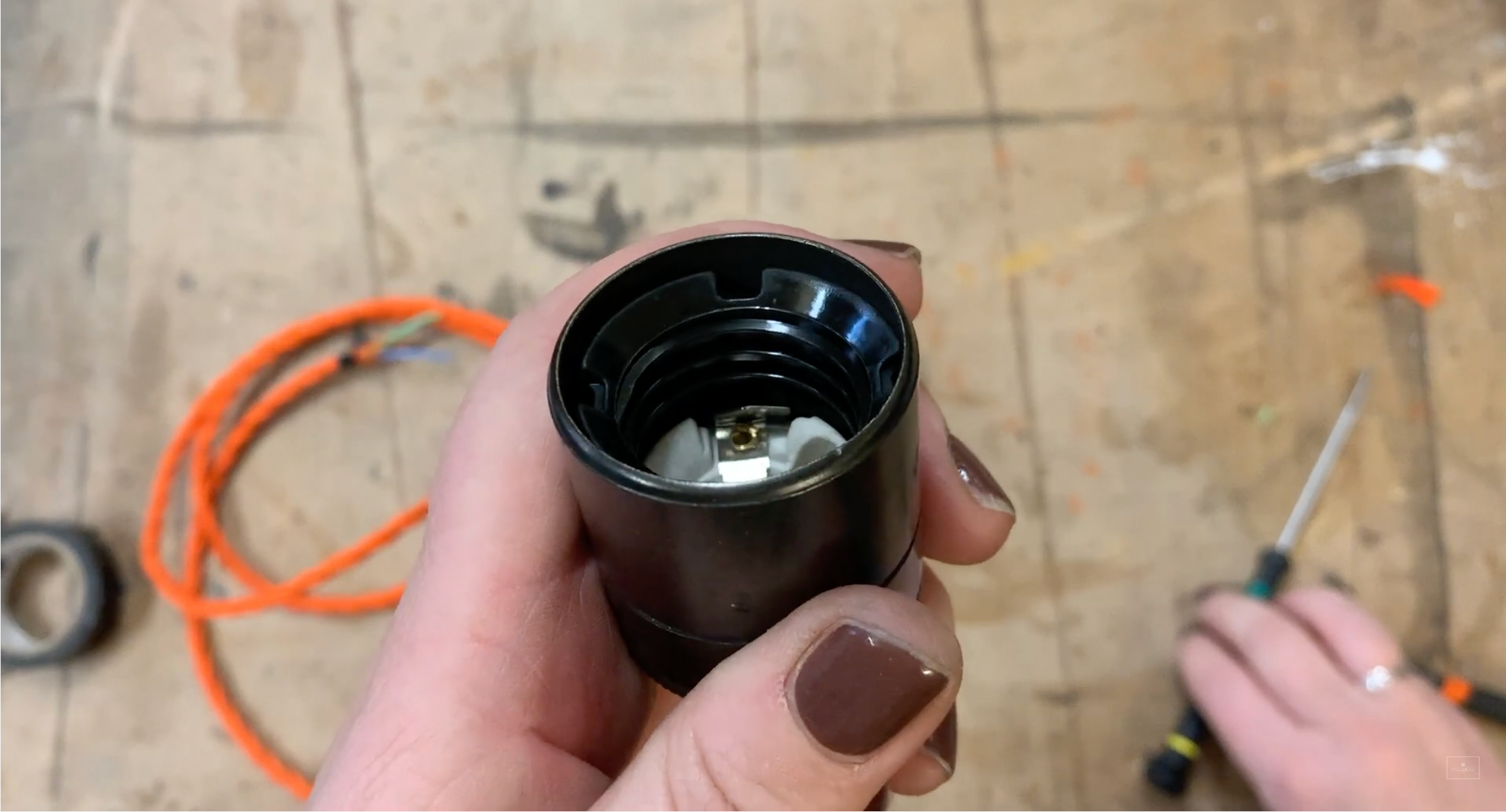 Load video: How to wire or undo an E27 lamp holder with locking barb and work with fabric twisted cable.